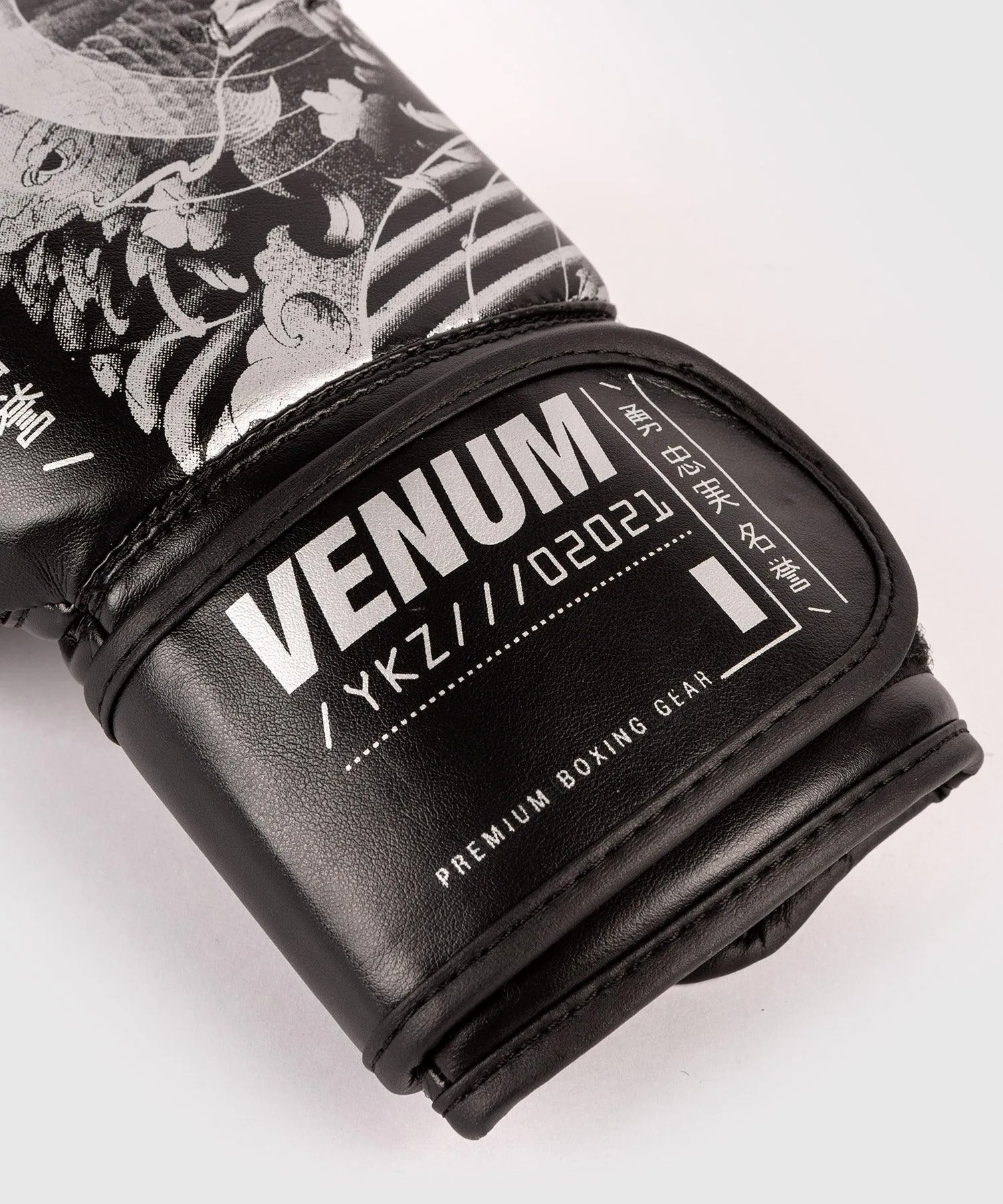 Guantes de boxeo Venum YKZ21 - Para Niños - Negro/Blanco