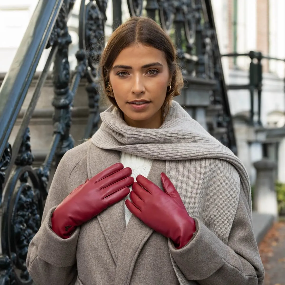 Ivy (red) – sheepskin leather gloves with wool/cashmere lining & touchscreen feature