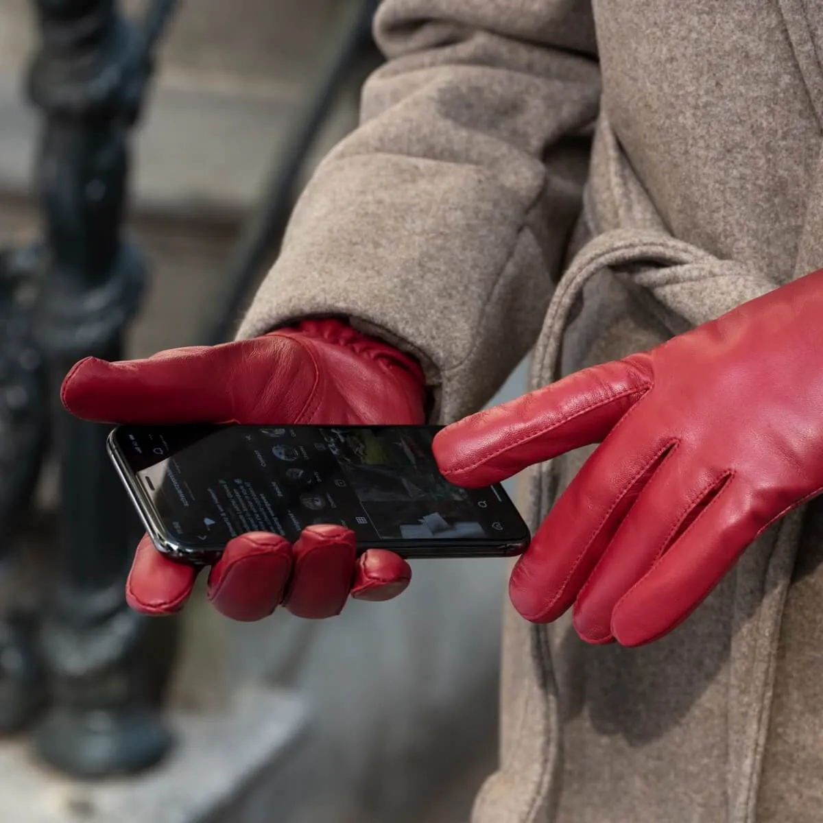 Ivy (red) – sheepskin leather gloves with wool/cashmere lining & touchscreen feature